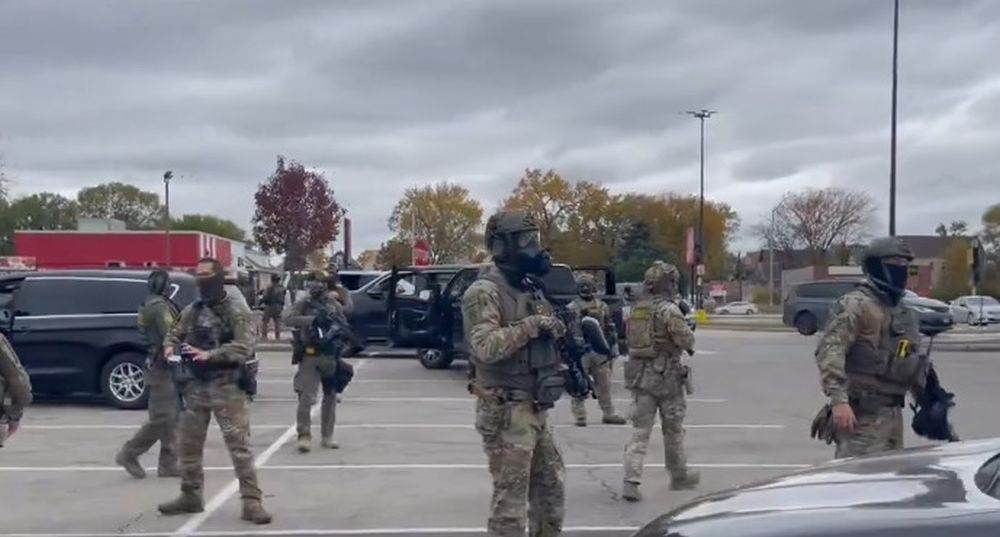 Protestele din Chicago au degenerat după ce un bărbat a tras asupra agenţilor de frontieră